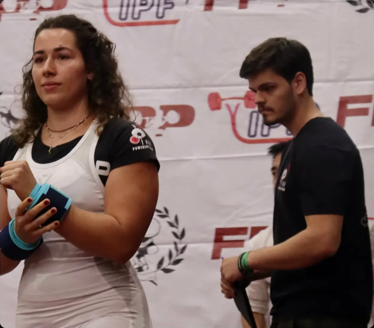 Atleta da Versus Training Team em competição de powerlifting